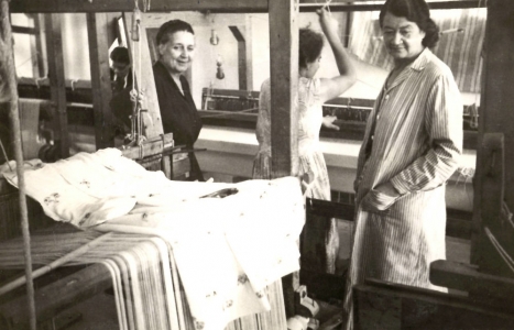 Kaloutsi (left) and weavers at her workshop in Chania, August 1957.