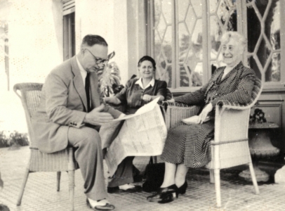 Florentini Kaloutsi (centre) with Helena Venizelos, Chania, 1947.