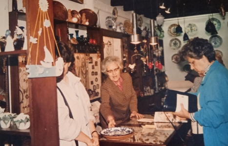 Sissi Kaloutsi-Grapsa serving customers in 1988.