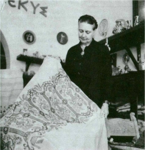 Kaloutsi showing a woven curtain.