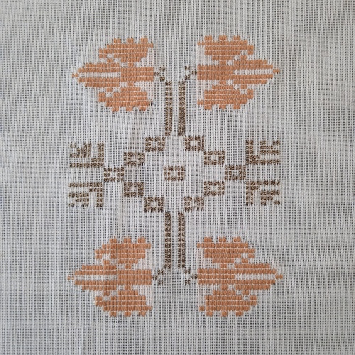 Handwoven tablecloth with carnation motifs - Image 3