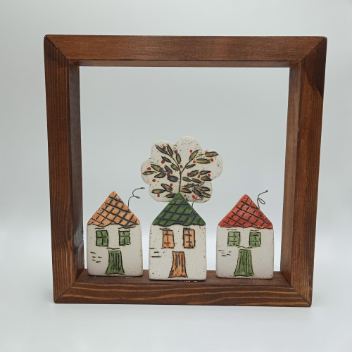 Ξύλινο πλαίσιο με κεραμικά σπίτια και δέντρο