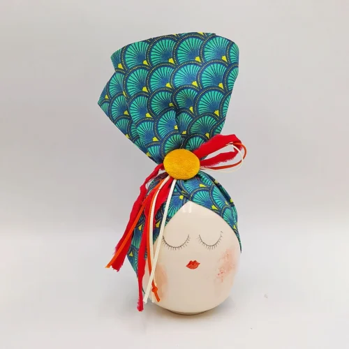 Αυγό-κορίτσι με πράσινο μαντήλι