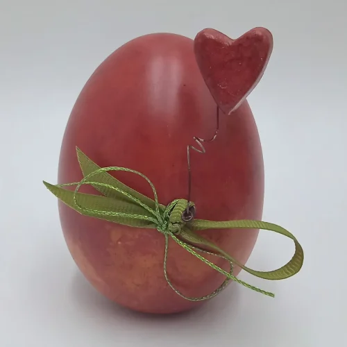 Κόκκινο κεραμικό αυγό με καρδιά