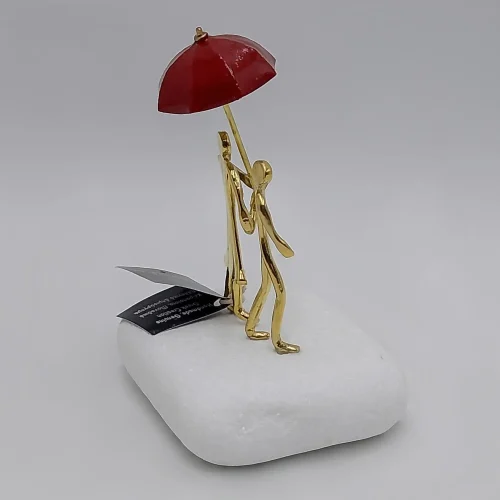 Couple with umbrella - Image 2