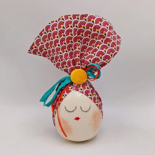 Αυγό-κορίτσι με κόκκινο μαντήλι