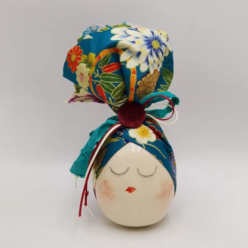 Αυγό-κορίτσι με μπλε μαντήλι