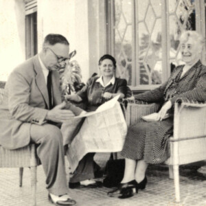 Florentini Kaloutsi (centre) with Helena Venizelos, Chania, 1947. Florentini Kaloutsi (centre) with Helena Venizelos, Chania, 1947.